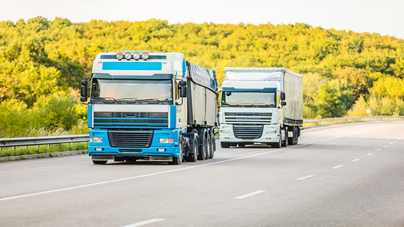 arriving-white-truck-road-rural555